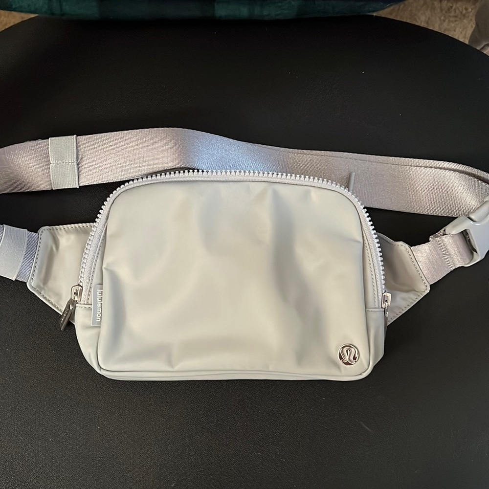 Lululemon Everywhere Belt Bag (PRICE FIRM)